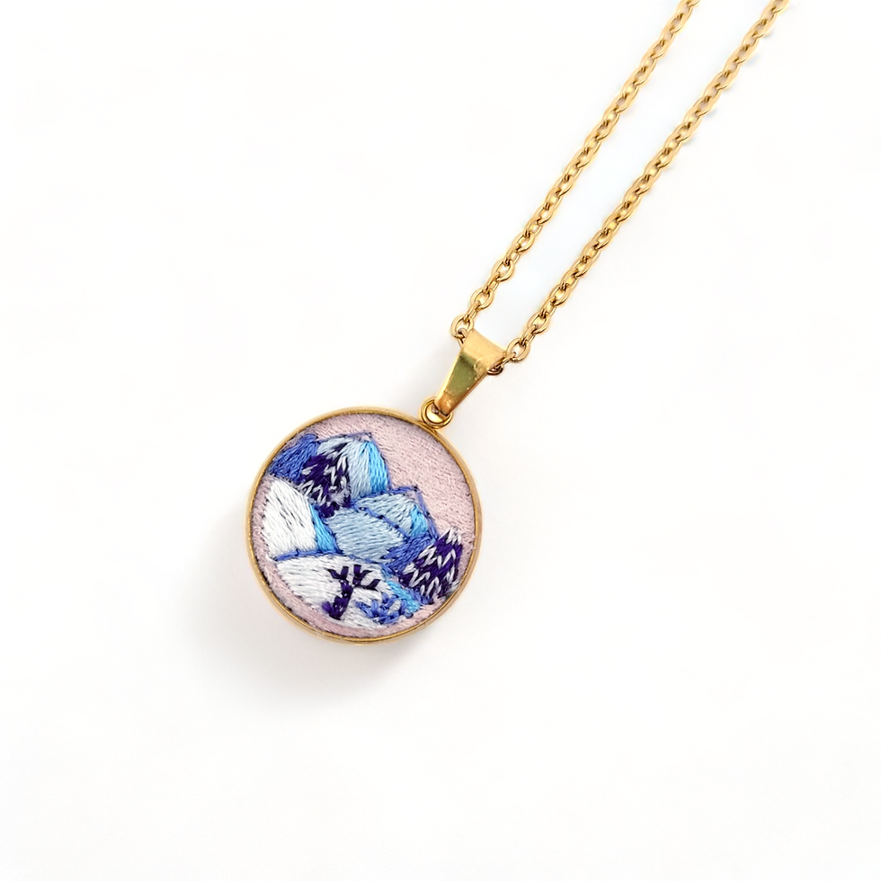 Photo du collier montagne enneigée pour femme dans les tons de rose et bleu en acier inoxydable de couleur or