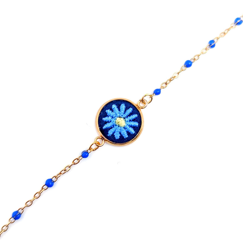 Miniature : Chaîne dorée à l'or fin avec perles bleues et un médaillon marguerite bleue en broderie artisanale