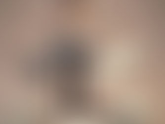 Un hombre con documentos en la mano