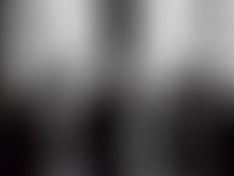 Pessoas face a um relógio