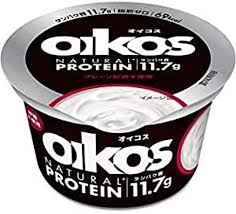 白いヨーグルトのオイコス容器。黒銀のフタにOIKOS、NATURAL PROTEIN 11.7gの文字が見える。