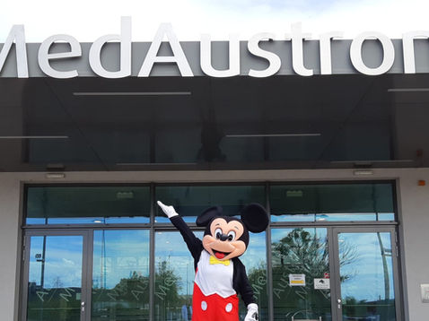 Mickey Mouse zu Besuch bei einer kleinen Patientin