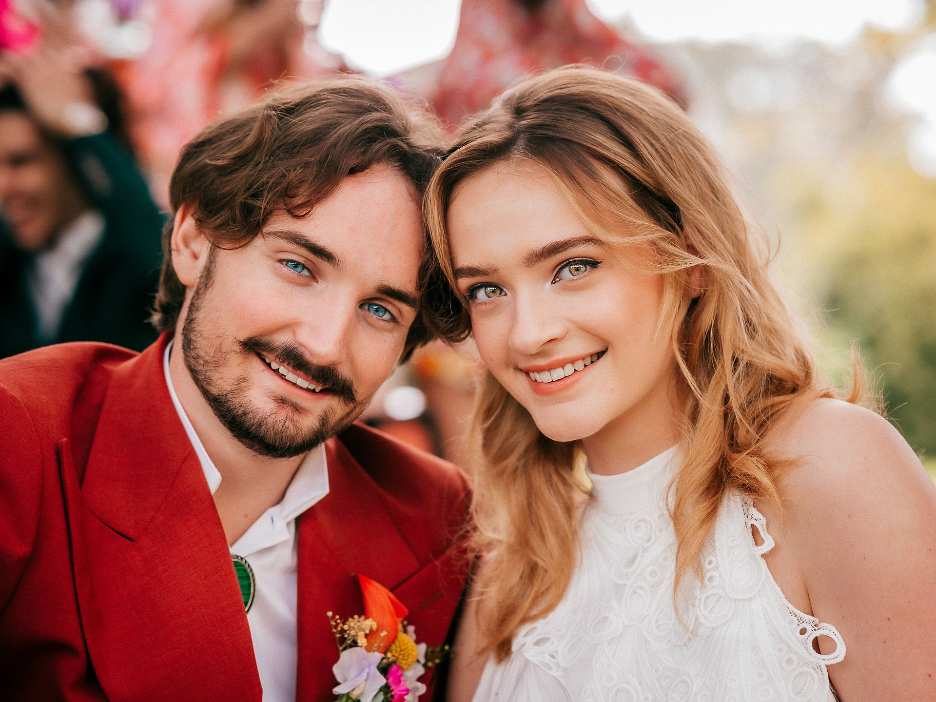 Un mariage inspiré des années 70, entre looks vintage, ambiance disco et esprit bohème. Chaque cliché capture l’essence d’une époque libre et joyeuse : brunch coloré, cérémonie chic, tenues rétro, sortie de mairie glamour et soirée festive inoubliable. Un voyage dans le temps, rempli d’amour, de style et de musique.  📷 Crédit photos : @stephanie_dubois, @deborahpl.photographe & @meamotion