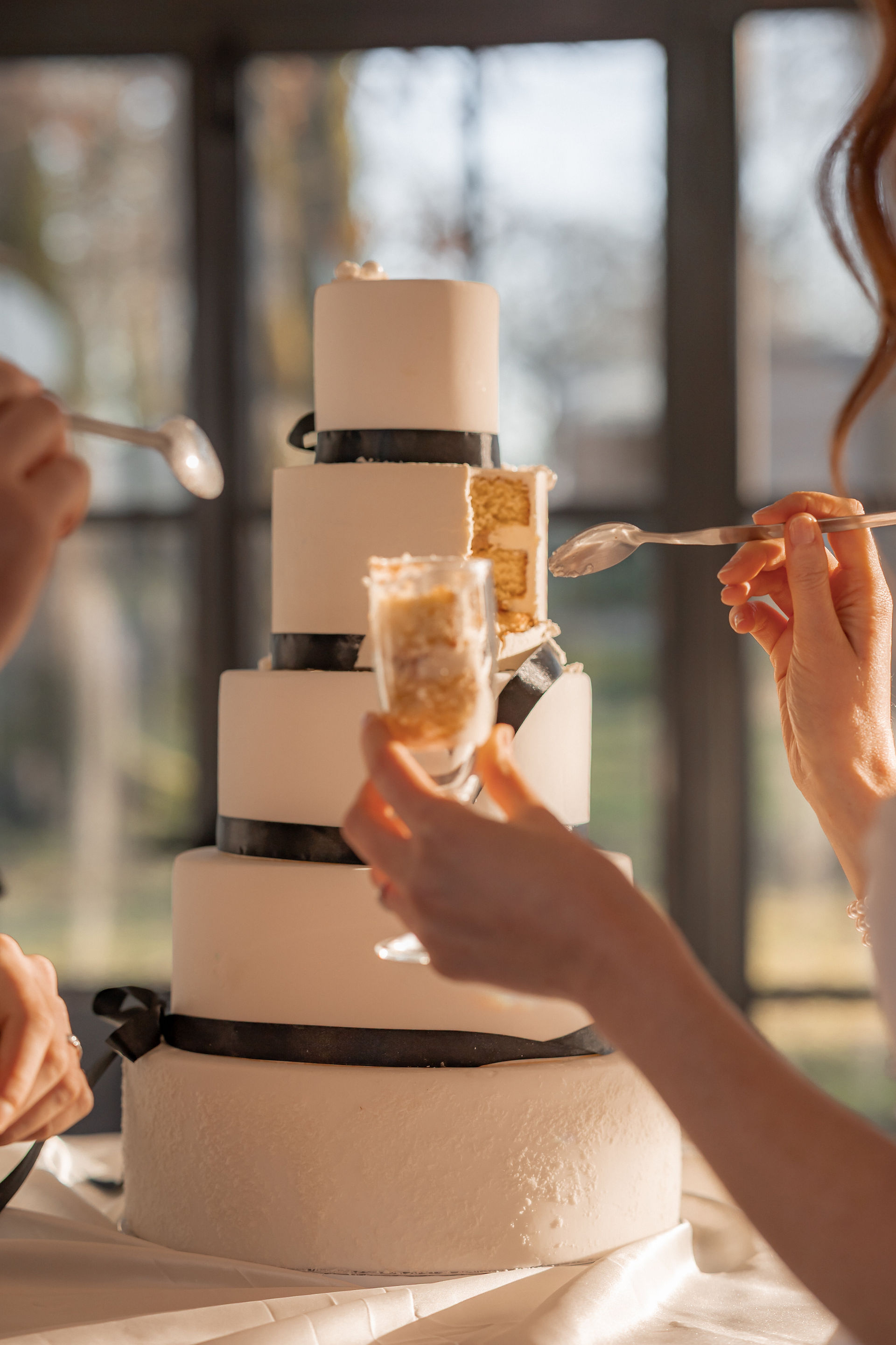 Découvrez L’Essence du Drapé, un shooting d’inspiration mariage alliant élégance et raffinement à travers un thème poétique et intemporel. Des tissus fluides, des compositions florales délicates, une ambiance glamour et apaisante : tout a été pensé pour offrir un moment hors du temps. Organisé par @mariage_poudré et immortalisé par @stephanie_dubois, ce projet est une véritable ode à la douceur pour un mariage inoubliable.