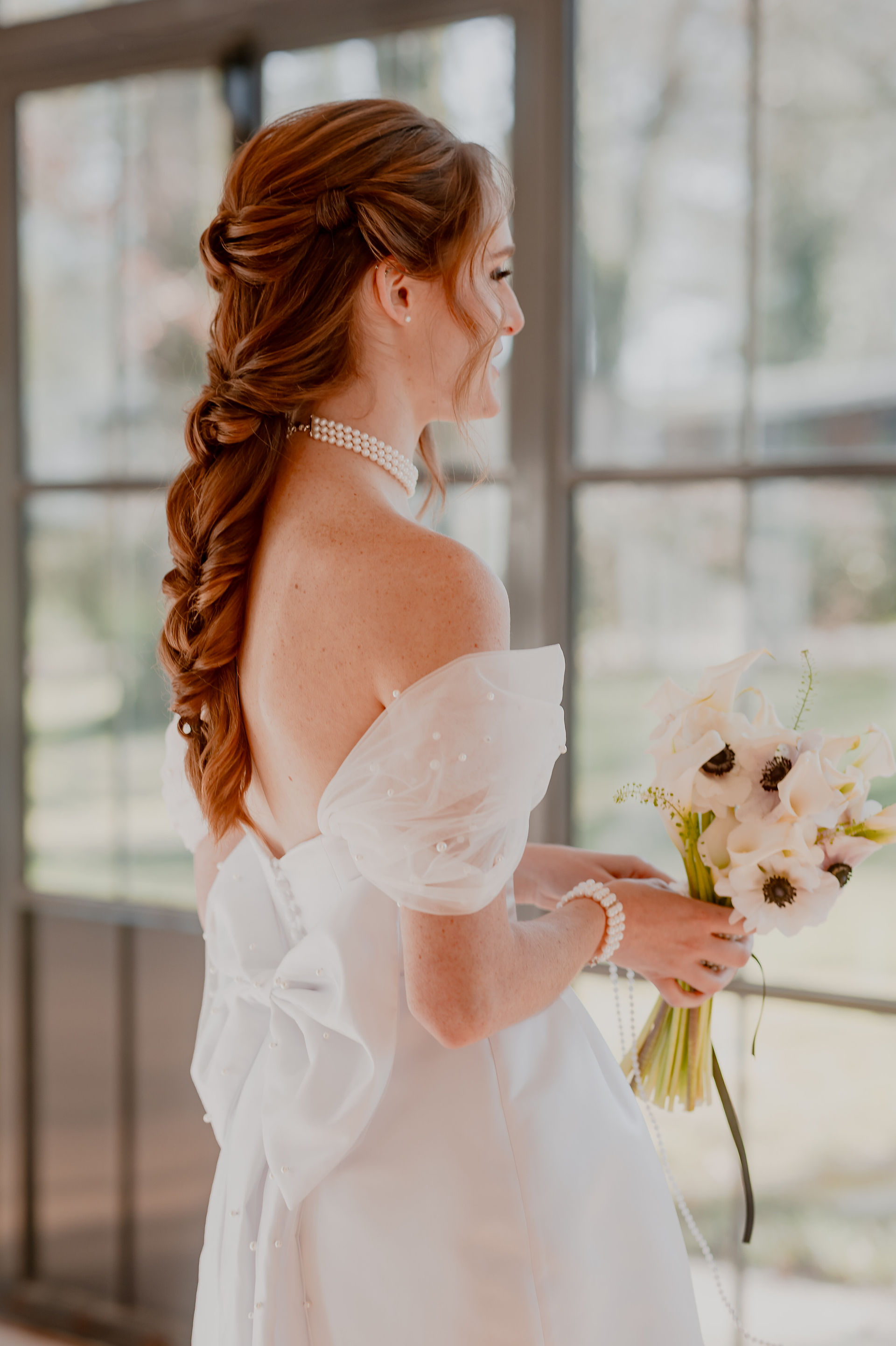 Découvrez L’Essence du Drapé, un shooting d’inspiration mariage alliant élégance et raffinement à travers un thème poétique et intemporel. Des tissus fluides, des compositions florales délicates, une ambiance glamour et apaisante : tout a été pensé pour offrir un moment hors du temps. Organisé par @mariage_poudré et immortalisé par @stephanie_dubois, ce projet est une véritable ode à la douceur pour un mariage inoubliable.