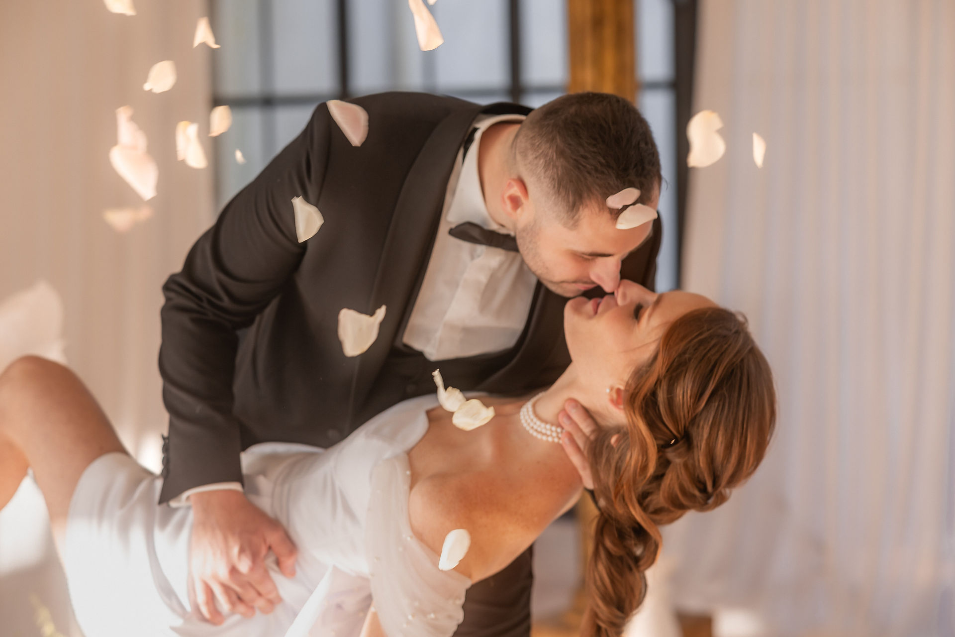 Découvrez L’Essence du Drapé, un shooting d’inspiration mariage alliant élégance et raffinement à travers un thème poétique et intemporel. Des tissus fluides, des compositions florales délicates, une ambiance glamour et apaisante : tout a été pensé pour offrir un moment hors du temps. Organisé par @mariage_poudré et immortalisé par @stephanie_dubois, ce projet est une véritable ode à la douceur pour un mariage inoubliable.