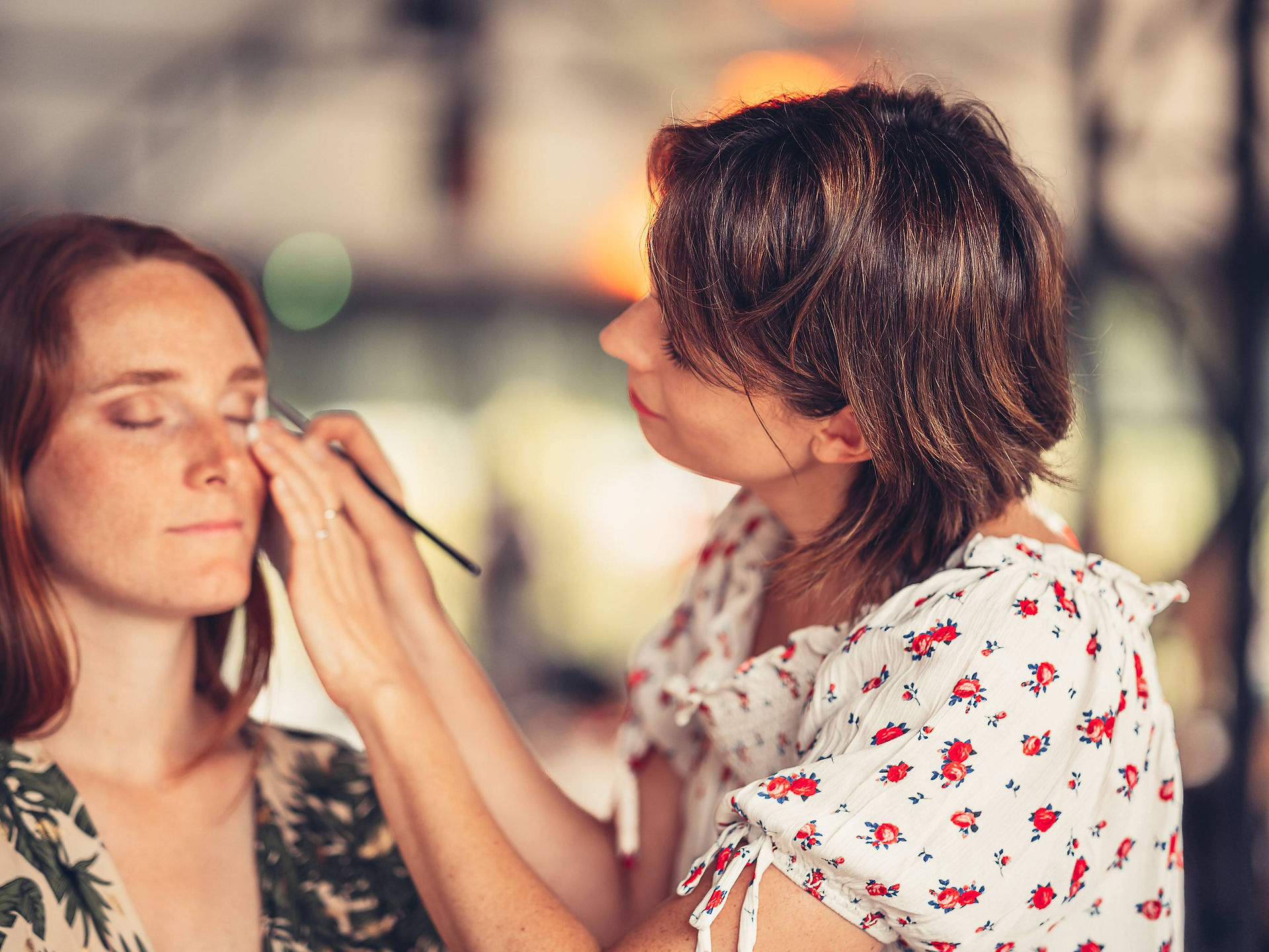 Un mariage inspiré des années 70, entre looks vintage, ambiance disco et esprit bohème. Chaque cliché capture l’essence d’une époque libre et joyeuse : brunch coloré, cérémonie chic, tenues rétro, sortie de mairie glamour et soirée festive inoubliable. Un voyage dans le temps, rempli d’amour, de style et de musique.  📷 Crédit photos : @stephanie_dubois, @deborahpl.photographe & @meamotion