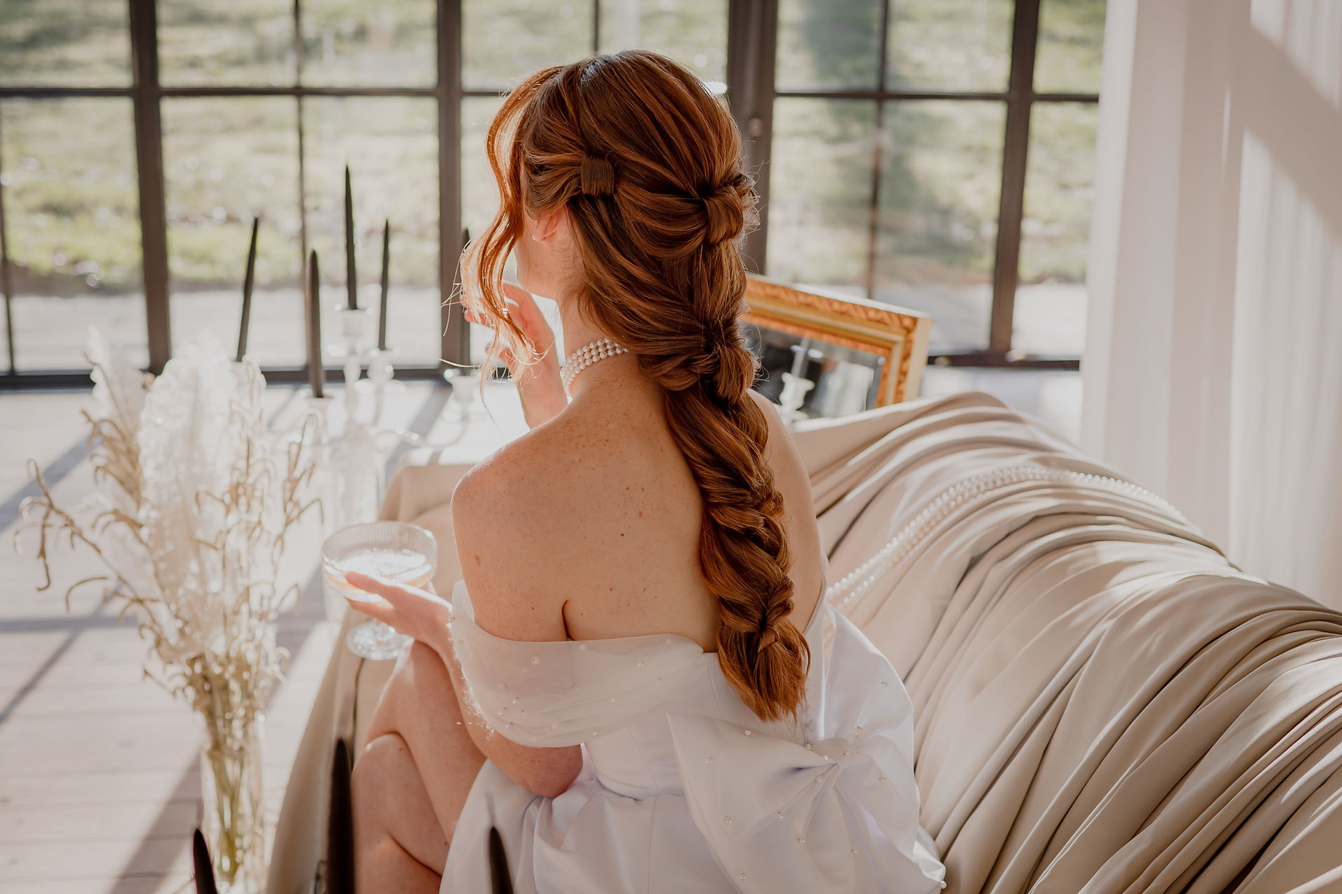 Découvrez L’Essence du Drapé, un shooting d’inspiration mariage alliant élégance et raffinement à travers un thème poétique et intemporel. Des tissus fluides, des compositions florales délicates, une ambiance glamour et apaisante : tout a été pensé pour offrir un moment hors du temps. Organisé par @mariage_poudré et immortalisé par @stephanie_dubois, ce projet est une véritable ode à la douceur pour un mariage inoubliable.