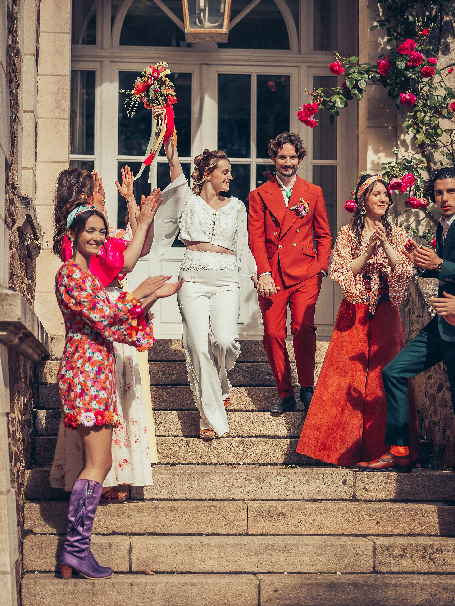 Un mariage inspiré des années 70, entre looks vintage, ambiance disco et esprit bohème. Chaque cliché capture l’essence d’une époque libre et joyeuse : brunch coloré, cérémonie chic, tenues rétro, sortie de mairie glamour et soirée festive inoubliable. Un voyage dans le temps, rempli d’amour, de style et de musique.  📷 Crédit photos : @stephanie_dubois, @deborahpl.photographe & @meamotion