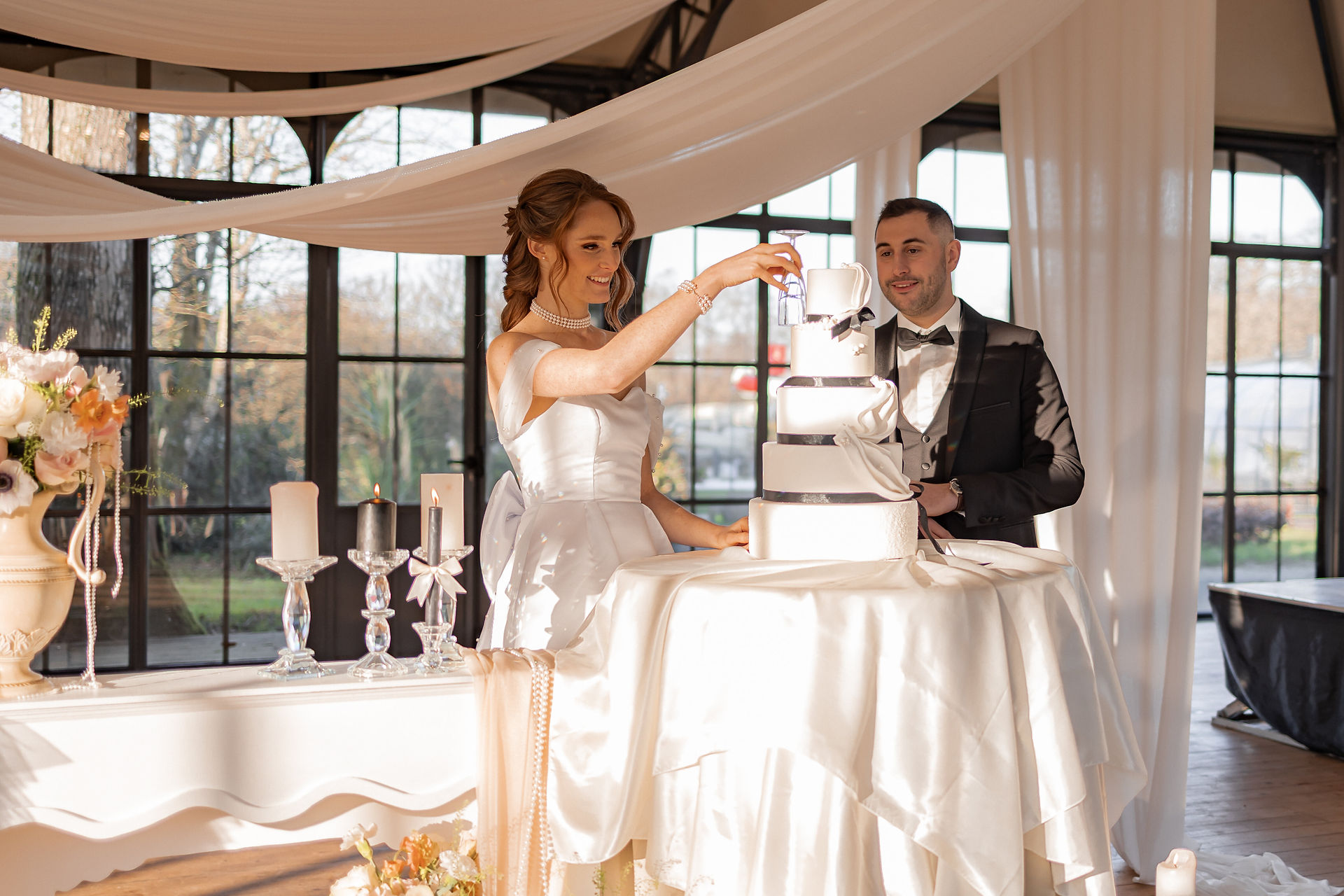 Découvrez L’Essence du Drapé, un shooting d’inspiration mariage alliant élégance et raffinement à travers un thème poétique et intemporel. Des tissus fluides, des compositions florales délicates, une ambiance glamour et apaisante : tout a été pensé pour offrir un moment hors du temps. Organisé par @mariage_poudré et immortalisé par @stephanie_dubois, ce projet est une véritable ode à la douceur pour un mariage inoubliable.