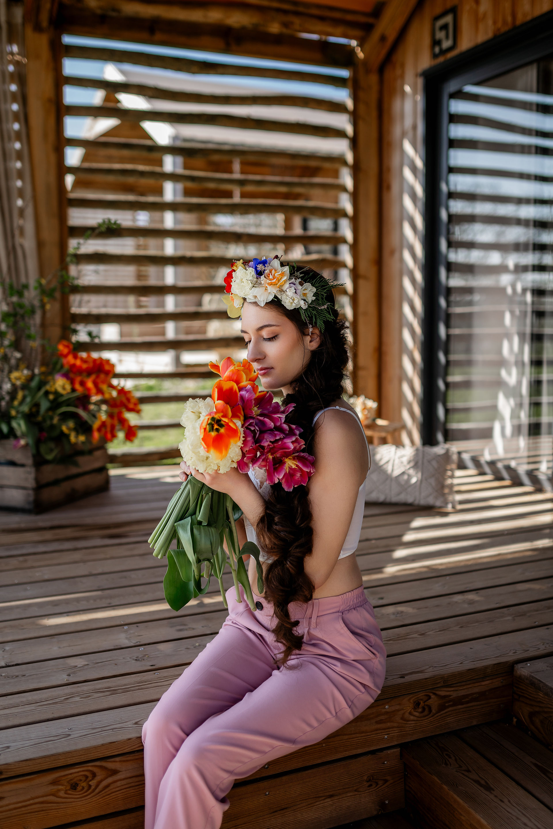 Découvrez une séance photo portrait en pleine nature au Damona Lodge, un lieu atypique et magique, avec une ambiance florale, des animaux sauvages et une équipe de créateurs passionnés.