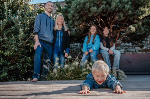petit garçon qui fait le pitre pendant une séance photo à st gilles roix de vie