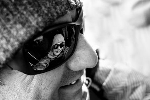 reflet d'un enfant dans des lunettes