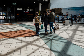 groupe d'enfant dans une galerie marchande
