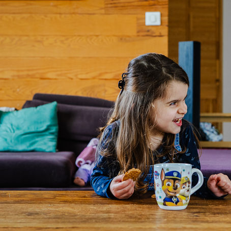 petite fille qui boit un verre de lait dans sa tasse pat patrouille
