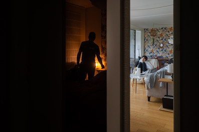 2 scènes une personne dans le salon et une personne dans une autre pièce