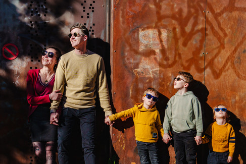 Une ruelle, une famille, une heure. C'est tout.