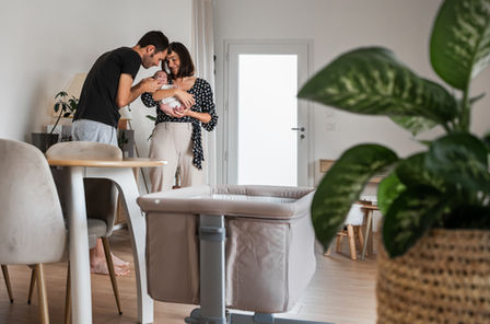 parents avec leur bébé pendant une séance photo à la maison