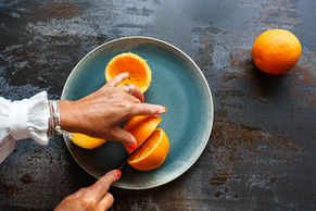 Cuisinière qui découpe les fruits pendant une séance photo reportage métier