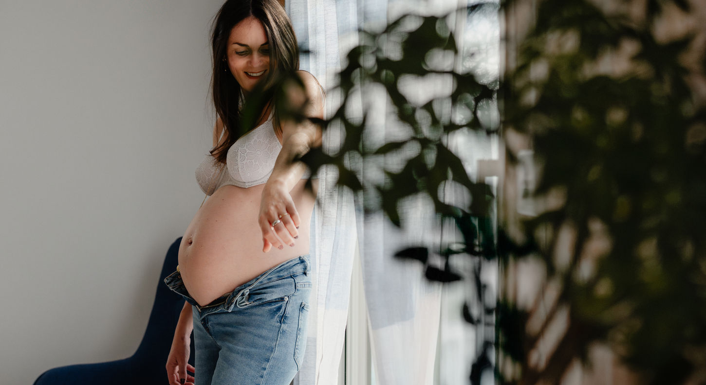 femme enceinte dansant devant la fenetre pendant une séance grossesse en vendée