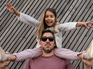 séance photo à Saint Hilaire de Riez, papa tient sa fille sur les épaules