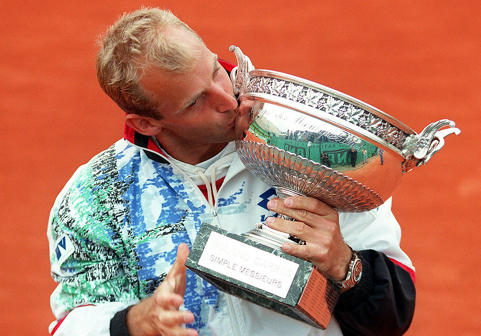 Thomas Muster küsst den Coupe des Mousquetaires nach seinem Sieg bei den French Open 1995 | Official Tennis Experience | Champions of Vienna