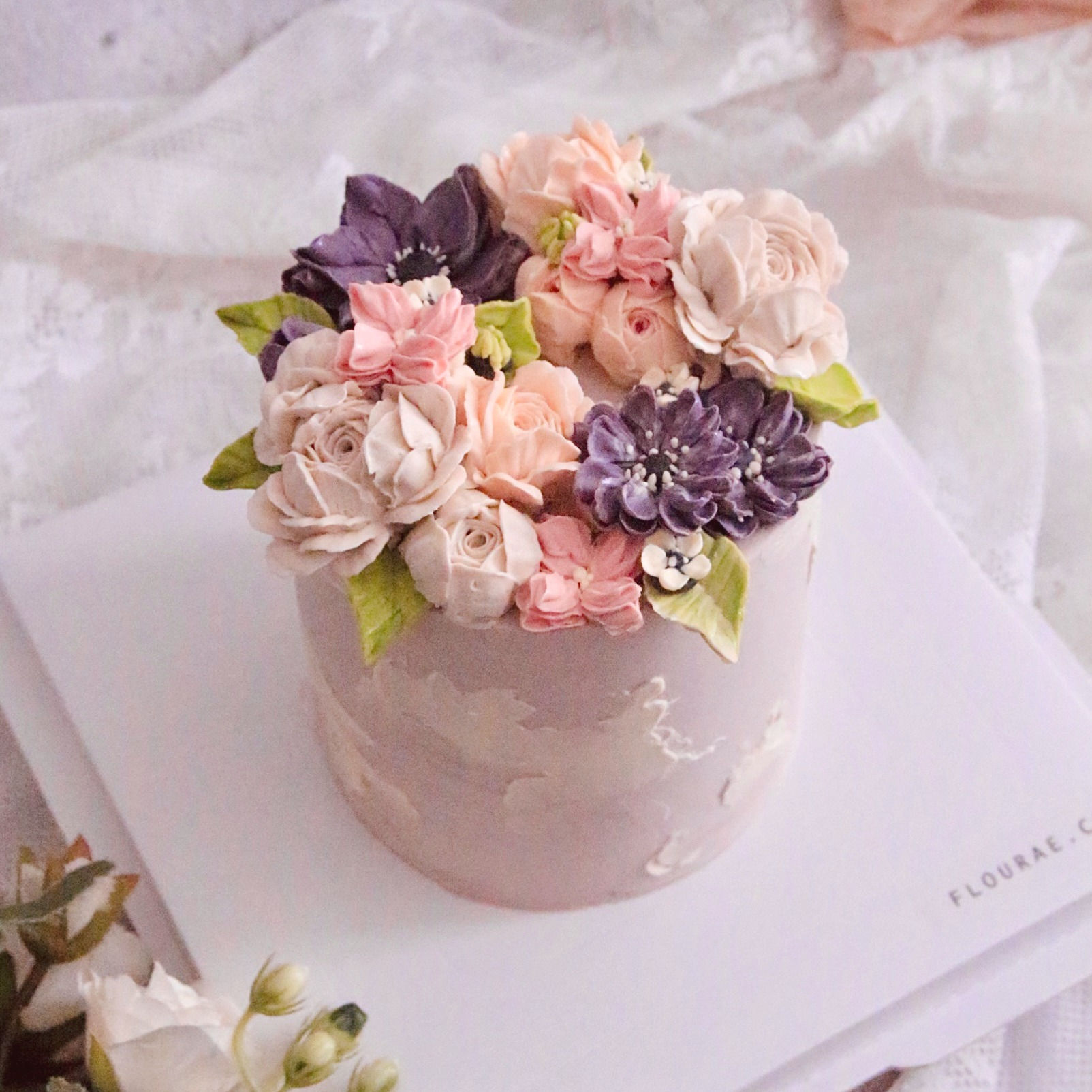Buttercream Flower Cake : Wreath - Scenery of spring Lilac