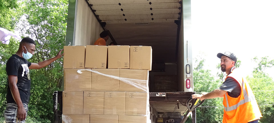 202005 Descarga de alimentos en la despensa de alimentos