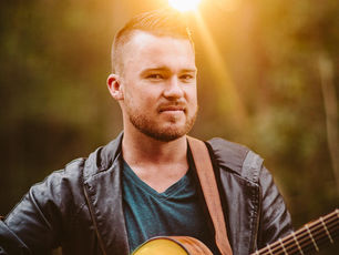 Owen Van Larkins - Guitarist