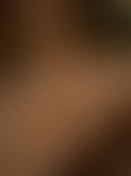 Rijen wijnglazen met terracotta en saliegroene lintjes met vragen erop, klaar voor een zakelijk netwerkevent