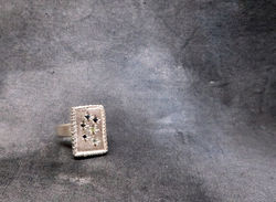 Rectangular feathered ring with sapphires