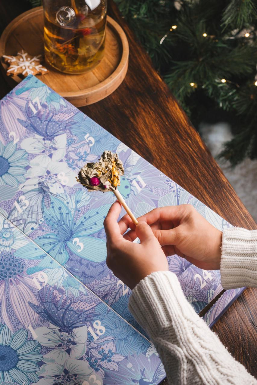 Calendrier de l'Avent thés et infusions Horae, motif floral par Lucille Pattern
