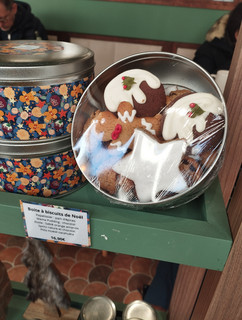 Boîte de biscuits de Noël avec étiquette illustrée et biscuits décorés dans la pâtisserie Rosemary.