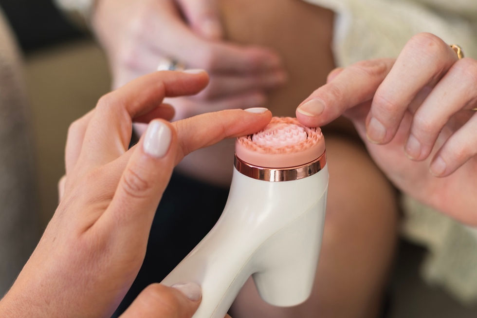 Femme de 40 ans qui prend soin de sa peau.