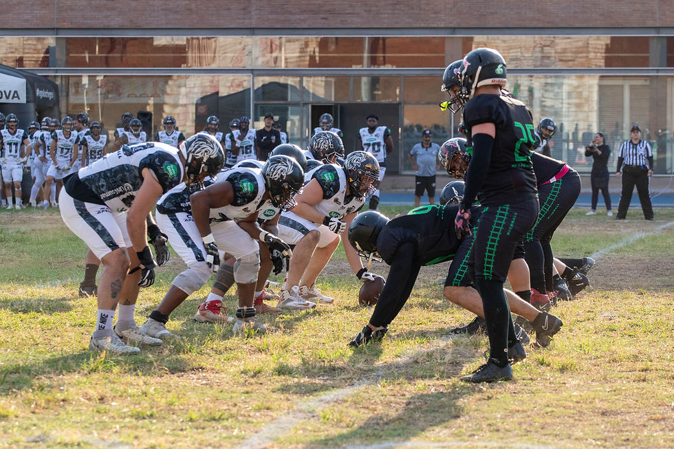 Na descrição, o front ofensivo do Galo Futebol Americano.