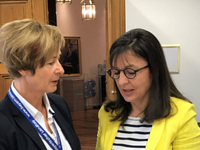 FDF LV Bayern Präsidentin Erni Salzinger-Nuener übergibt Positionspapier an Landtags-Abgeordnete