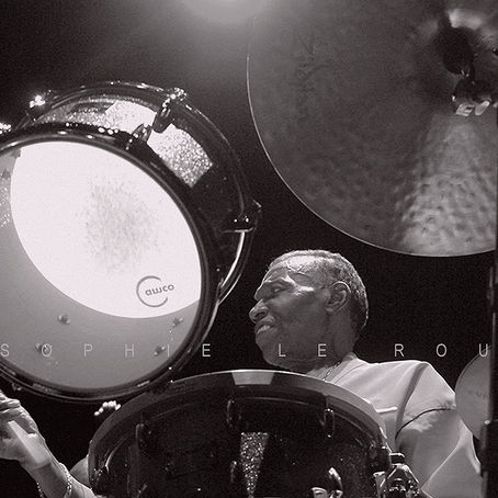 Elvin Jones musicien américain batteur music jazz portrait derrière sa batterie festival jazz à la Villette Paris France
