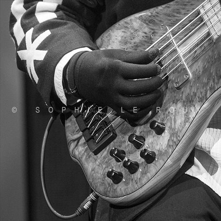 Etienne Mbappé main guitare basse gants