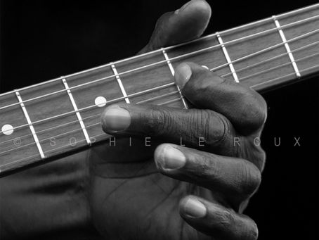 Keziah Jones main guitare cordes blues music musicien festival Cognac Blues Passion