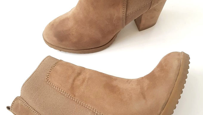 37 מגפיים צבע בז' זמש Bershka I