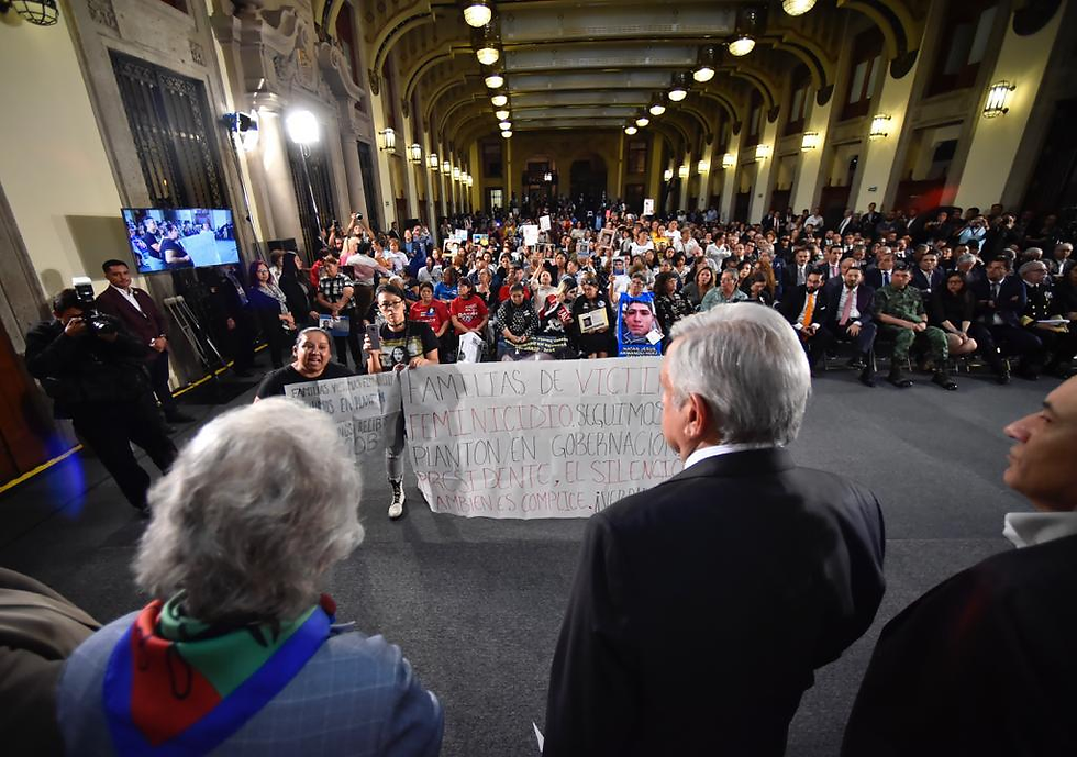 El presidente de México, Andrés Manuel López Obrador, y familiares de desaparecidos en Palacio Nacional durante el informe del Sistema Nacional de Búsqueda en junio de 2019. Crédito: Gobierno de México