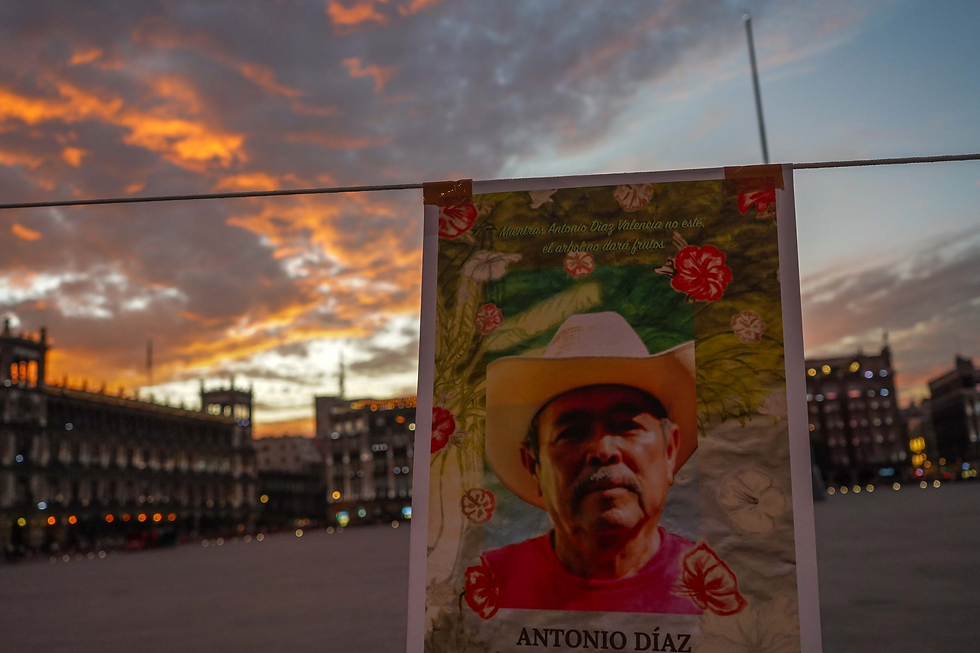 El 14 de enero, un día antes de cumplirse el aniversario de la desaparición de Antonio Díaz Valencia y Ricardo Lagunes Gasca, sus familiares realizaron una protesta en el Zócalo. (Ulises Martínez/ObturadorMX)