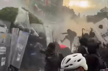 Se desata violencia vs policías; luego marcan supuesta diferencia con el 68