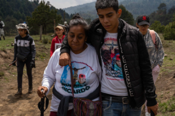 Lucía Rico Fernández junto a uno de sus hijos, en junio de 2023, durante una búsqueda para localizar a su hijo Rodrigo, desaparecido en 2019 en el bosque del Ajusco. (Ulises Martínez/ObturadorMX)