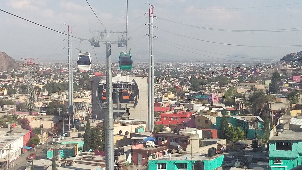 El teleférico, arriba, los cadáveres abajo...