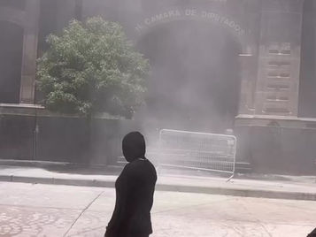 Lanzan represión contra feministas desde la “Casa del Pueblo”