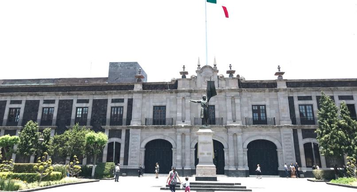 Exgobernadores podrían ampararse para retener privilegios