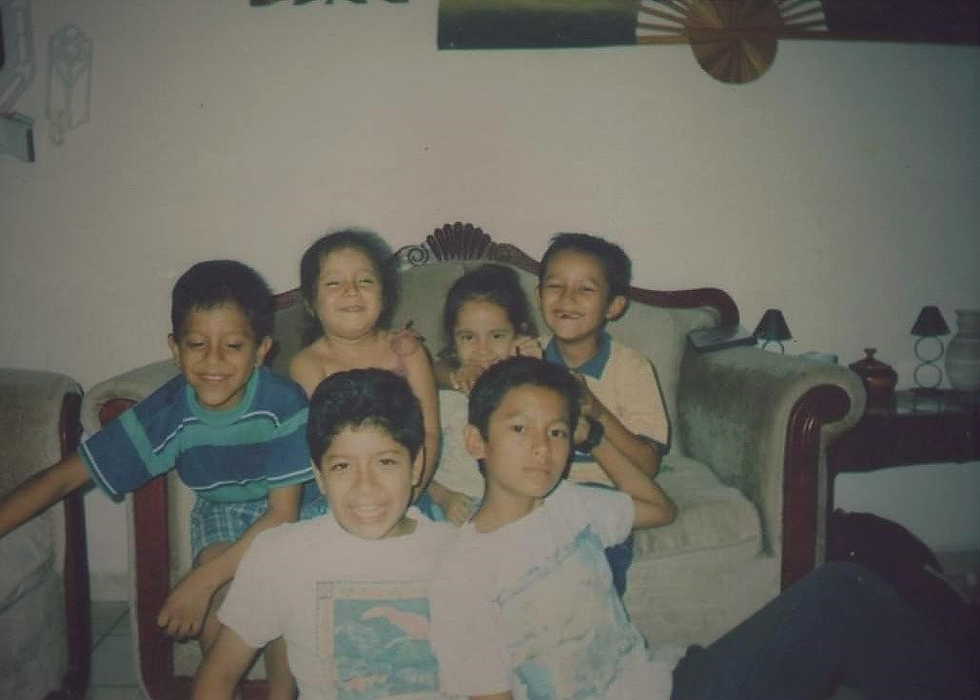 Foto de archivo de Edith Pérez. Aldo se encuentra al frente en el centro, rodeado de sus hermanos. Alexis al extremo derecho abrazando a su hermana, Isae seguida de Milynali.