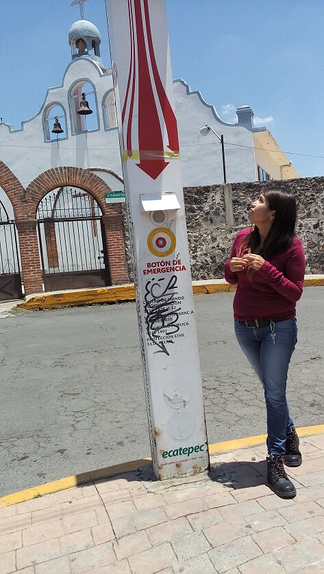 Xochitl Arzola, de Mujeres en Cadena, muestra los "botones de emergencia" inoperables, instalados por Eruviel durante su última gestión de como alcalde