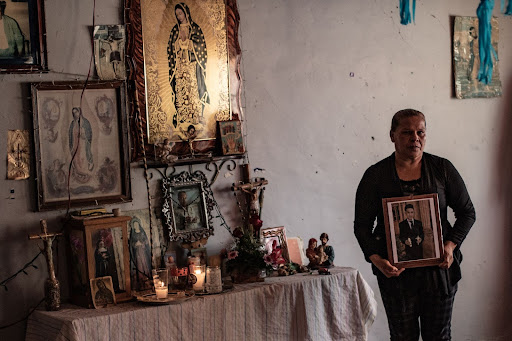 Luisa Zapata muestra fotos de su hijo Manuel Enrique Solís y su esposo Ángel Enrique Solís, ambos desaparecidos en enero de 2022. Su marido apareció sin vida a principios de febrero.